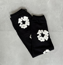 Load image into Gallery viewer, Denim Tears Cotton Wreath Sweatpants Black