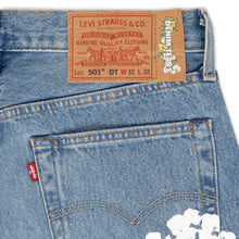 Laden Sie das Bild in den Galerie-Viewer, Denim Tears x Levi&#39;s Cotton Wreath Light Wash Jeans