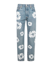 Laden Sie das Bild in den Galerie-Viewer, Denim Tears x Levi&#39;s Cotton Wreath Light Wash Jeans