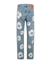 Laden Sie das Bild in den Galerie-Viewer, Denim Tears x Levi&#39;s Cotton Wreath Light Wash Jeans