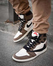 Laden Sie das Bild in den Galerie-Viewer, Air Jordan 1 Retro High Travis Scott