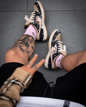 Laden Sie das Bild in den Galerie-Viewer, Nike SB Dunk Low Travis Scott