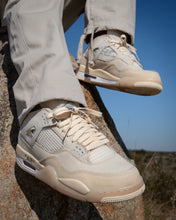 Laden Sie das Bild in den Galerie-Viewer, Air Jordan 4 Retro Off-White Sail (W)